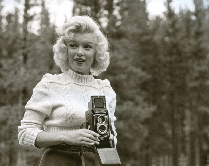 Marilyn Monroe with a Rolleiflex (2)
