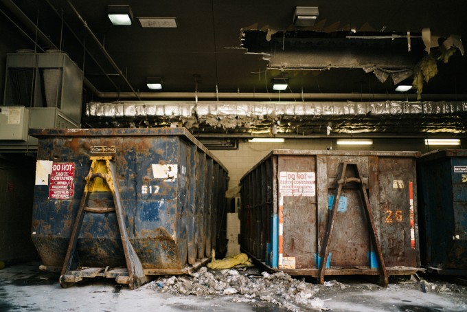 Dumpster_Zeiss35mm14zm_01