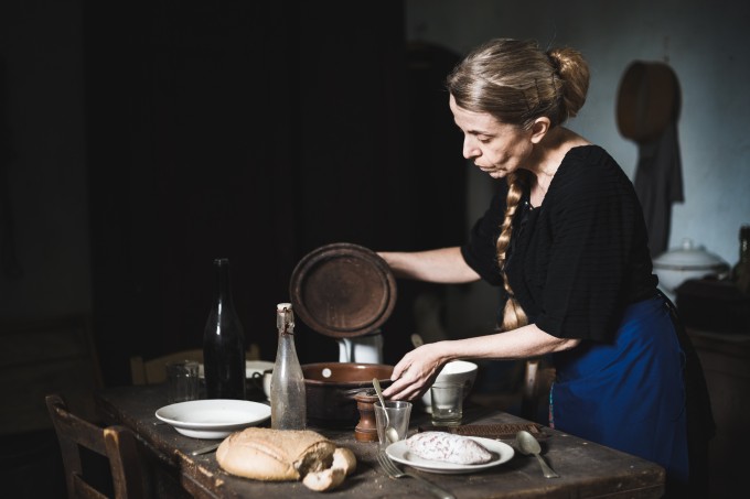 05_Housewife_preparing_lunch