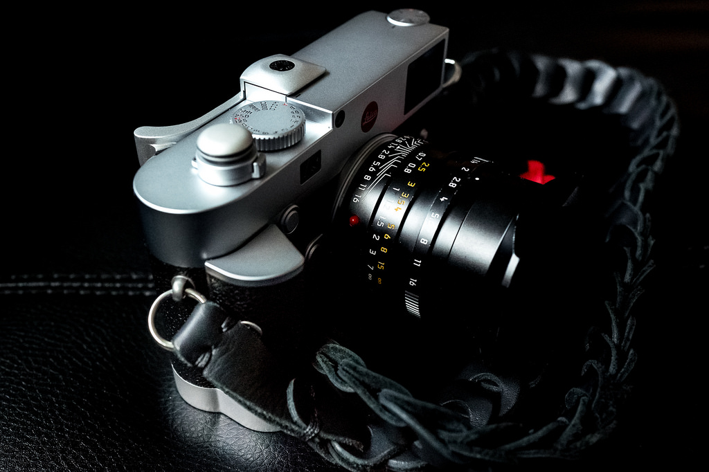 Haoge THB-M10R Metal Hot Shoe Thumb Up Rest Thumbs Up Hand Grip for Leica M10 M10-P M10P Camera Red