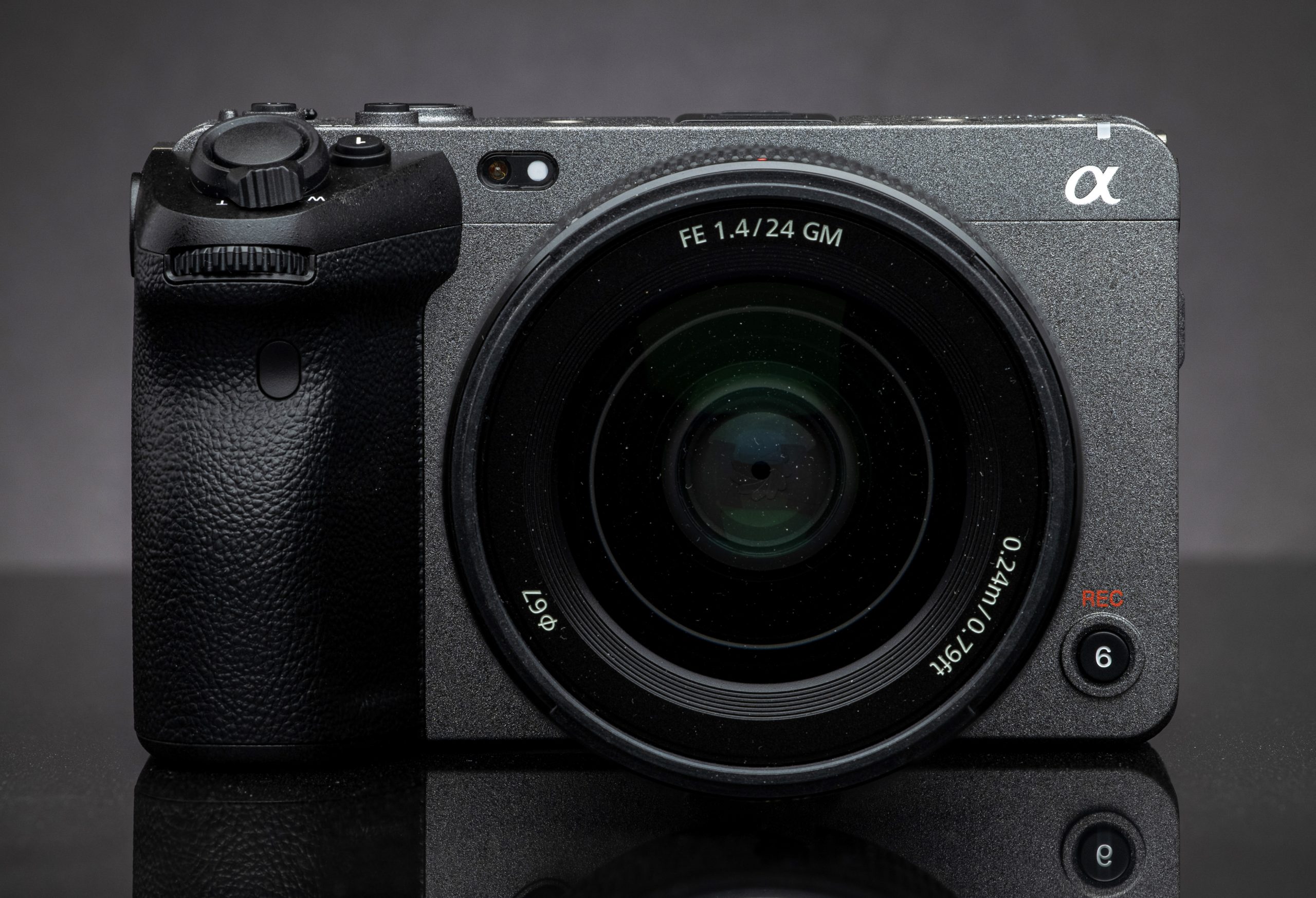 Sony_FX3_with_Sony_FE_24mm_F1.4_GM_-_by_Henry_Söderlund_(51061907312,_cropped)